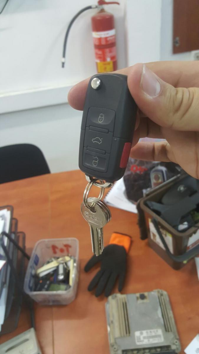 כמה קל ופשוט לפרוץ. שלט אוניברסלי שנתפס אצל ההפורצים (צילום: דוברות המשטרה)